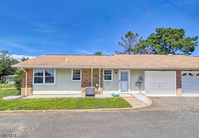 1st image of 27D Cambridge Cir