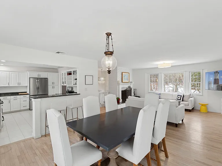 18 Sylvan Ln — Photo 2