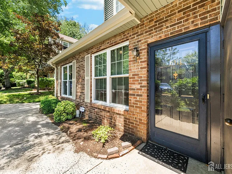 6111 Cedar Ct — Photo 3