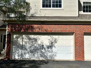 345 Abington Woods Dr, Aurora, IL 60502