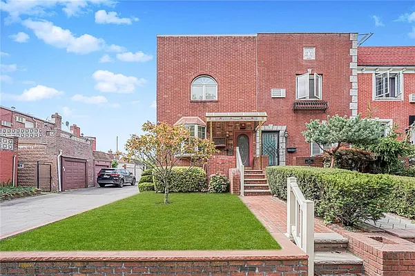 Sold by Remax Real Estate Professionals | media 1
