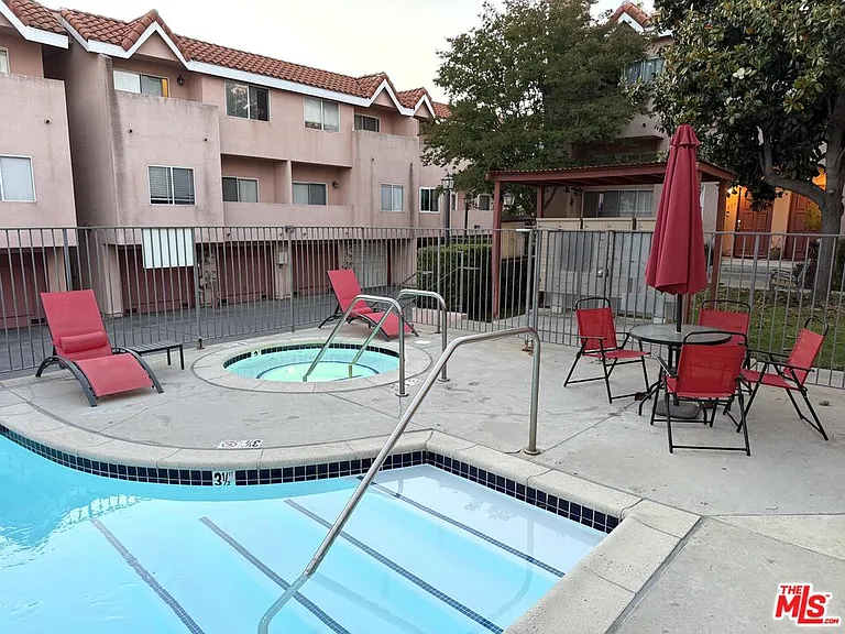 7320 Balboa Blvd #123 — Photo 39