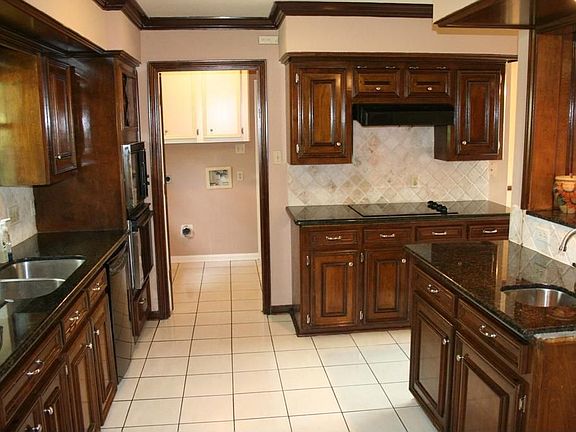  Kitchen with wet bar and Granite throughout