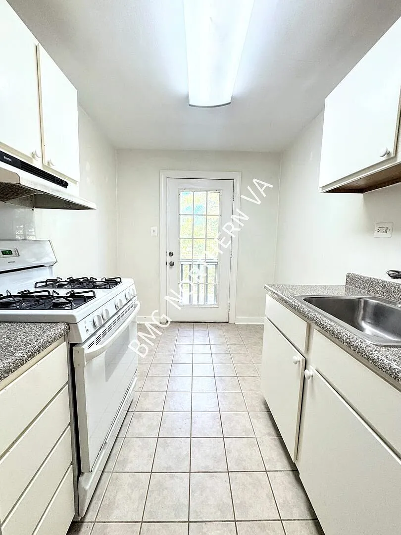 Charming Top Floor 1 BR 1 BA Garden Style Condo In Much Sought After Arlington Oaks — Photo 4