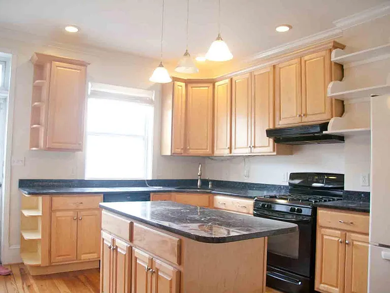 616 S Ellwood Ave — Photo 2