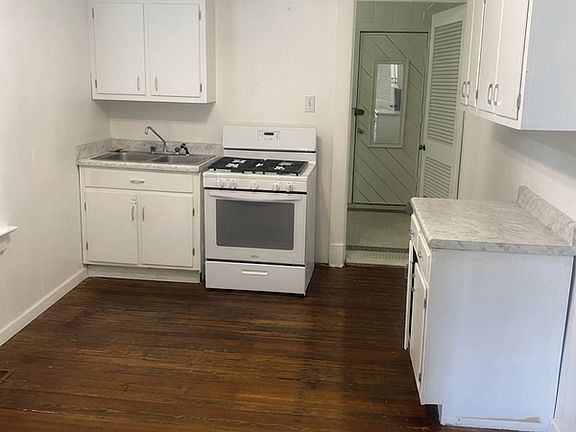 3rd image of 2096 Court Ave