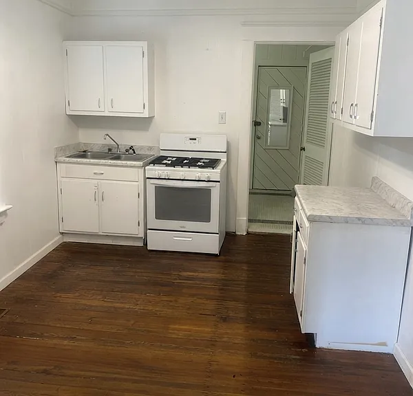 2096 Court Ave — Photo 3
