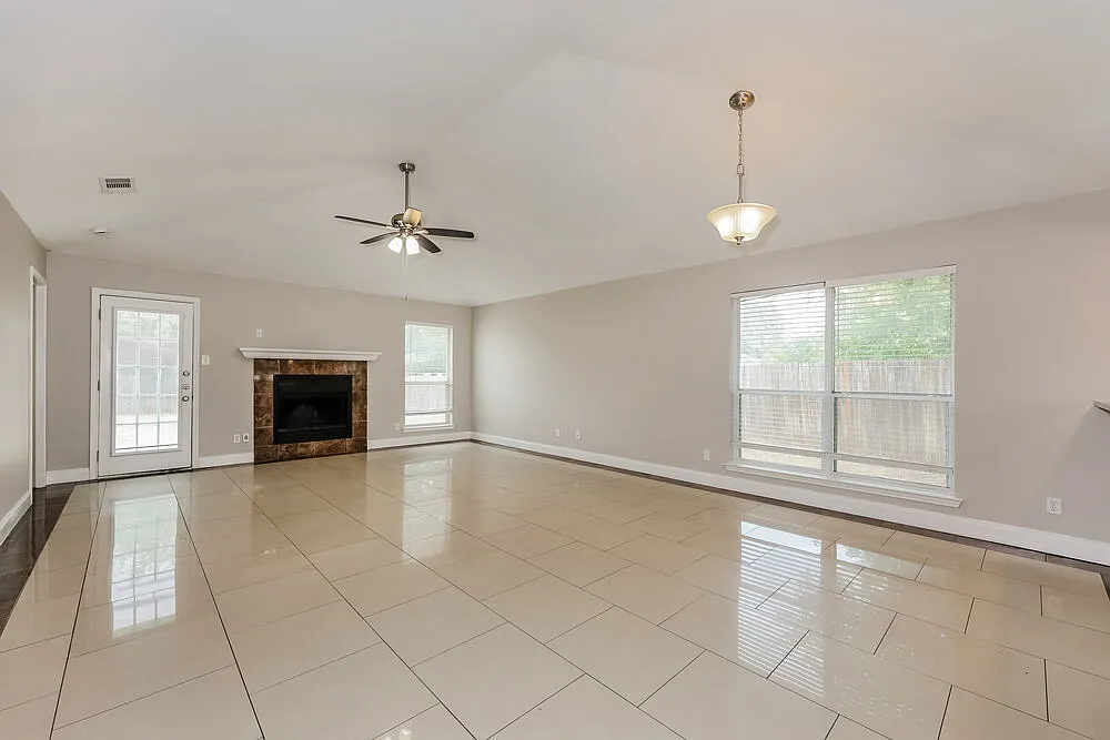 3 bed, 2.0 bath, 1508 sqft, $2,005 — Photo 3