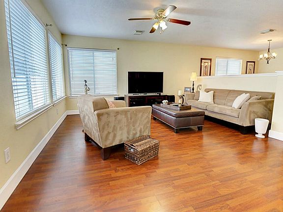 4th image of 15839 W Park Ct