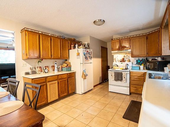 5th image of 1044 Essex St #1