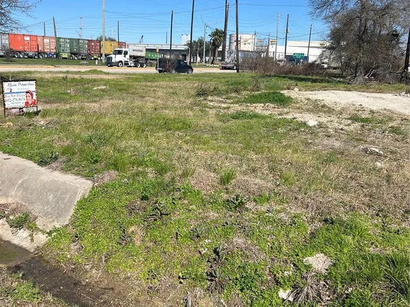 626 N 1st St, La Porte, TX 77571