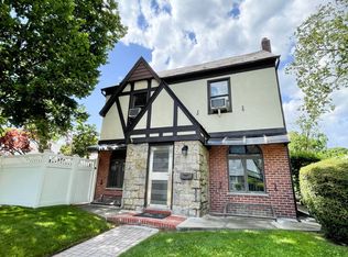 21115 50th Ave, Oakland Gardens, NY 11364