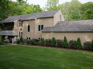72 Farm Brook Ct, Hamden, CT 06514