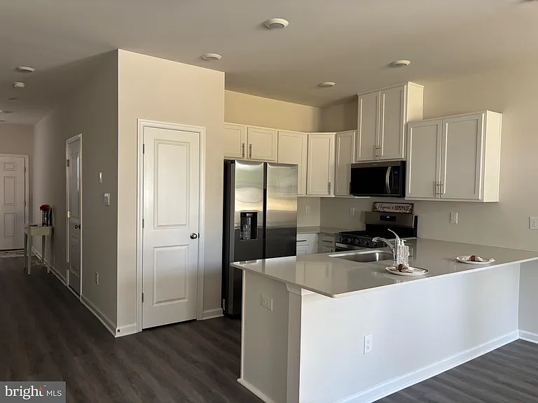 60 Robert Dr — Photo 3