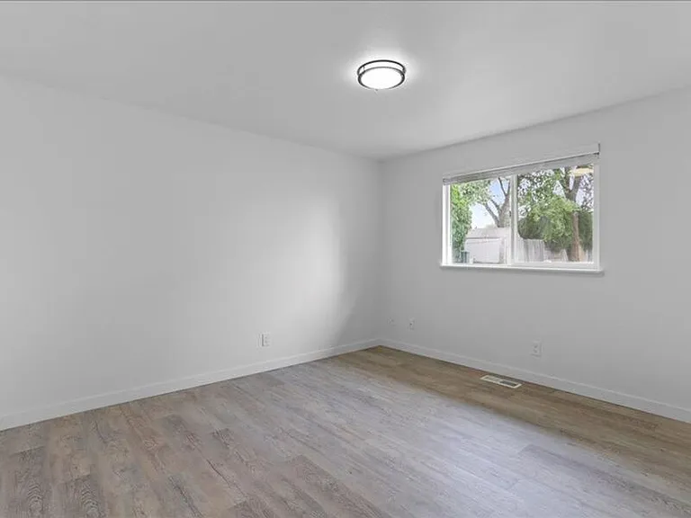 724 S Morain St #B — Photo 8