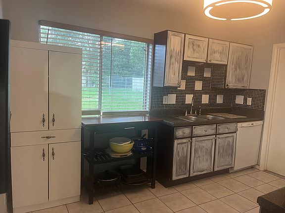4th image of 450 SW Belmont Circle
