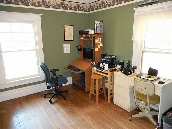 4th image of 411 Pine St