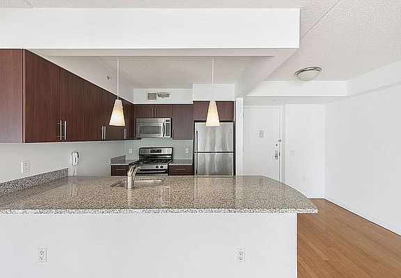 3rd image of 555 W 23rd St APT S7l