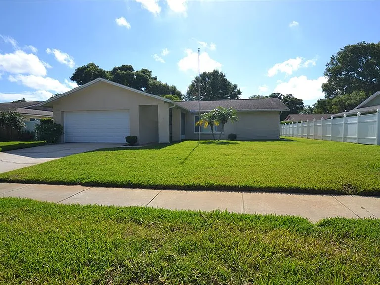2357 White Oak Cir — Photo 1