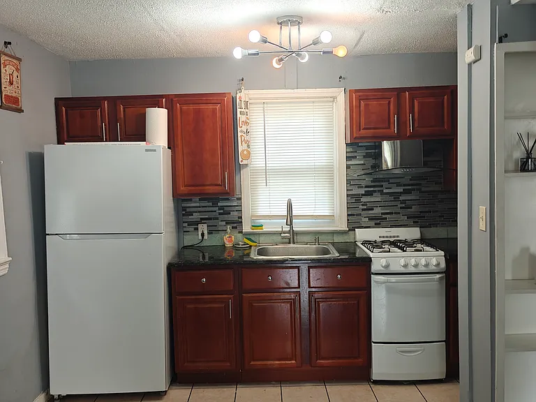 101 Walnut St #B — Photo 1