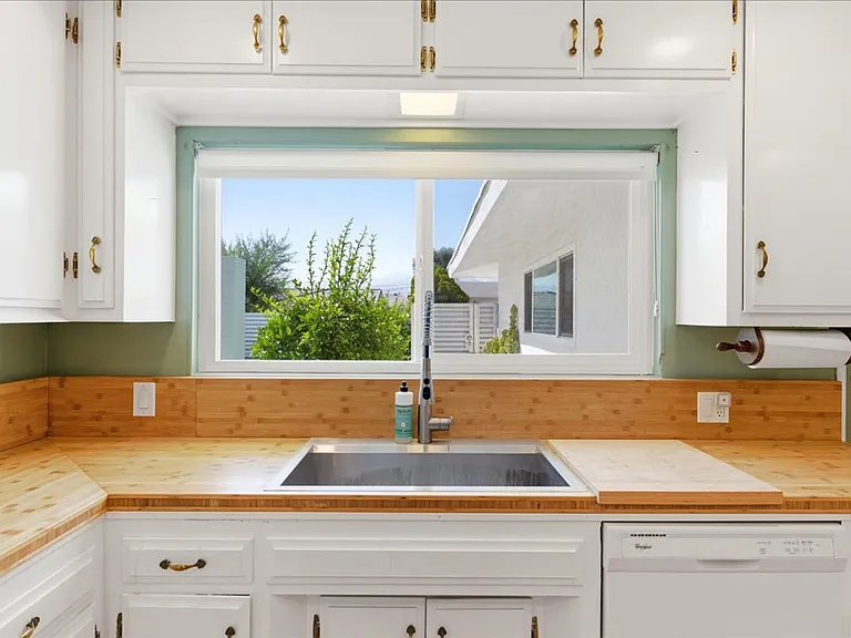 9750 Valencia Dr — Photo 3