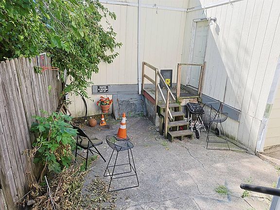 4th image of 627 W 11th St