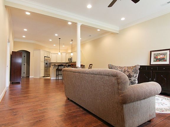 4th image of 221 Meridian St