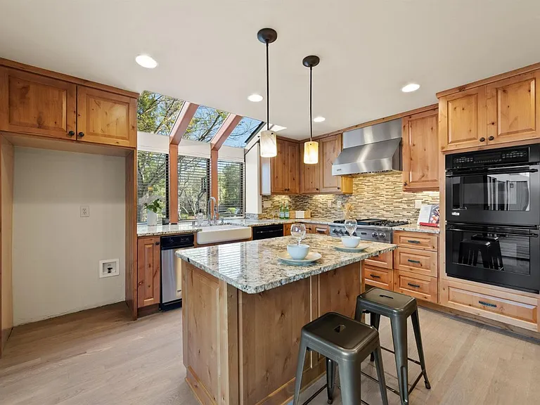 7540 Woodborough Dr — Photo 4