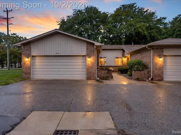 27011 Lincolnshire Dr, Southfield, MI 48034