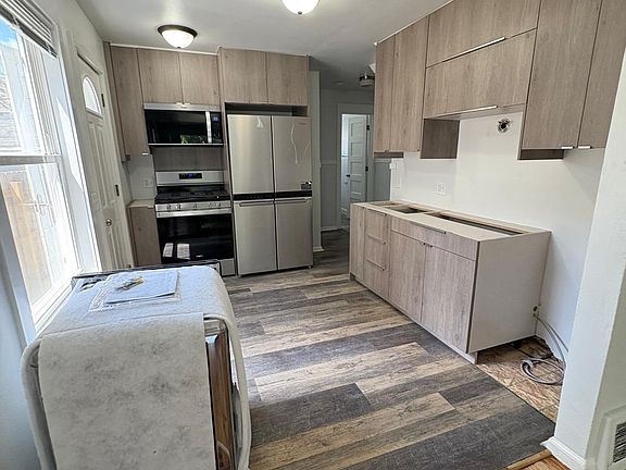Kitchen with high quailty appliances, dishwasher, microwave and granite countertops