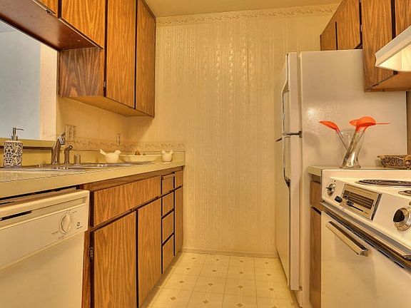 5th image of 375 Mandarin Dr APT 305