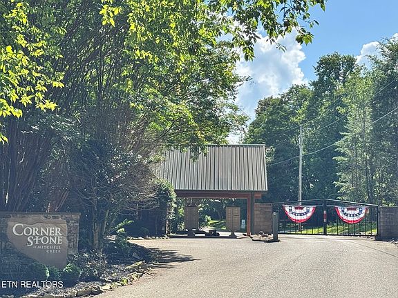 3rd image of 626 N Pointe Trl