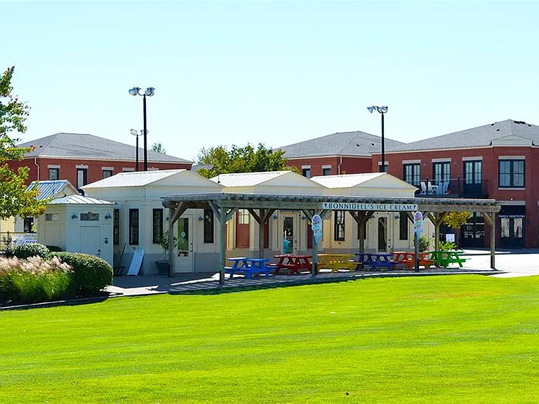 Promenade at New Town — Photo 29