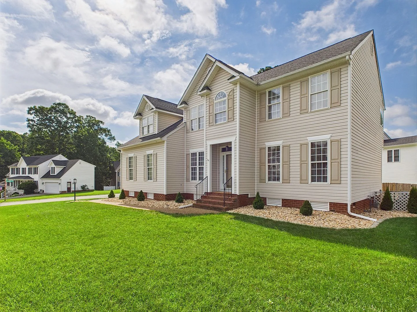 4 bed, 2.5 bath, 2544 sqft, $2,895 — Photo 2