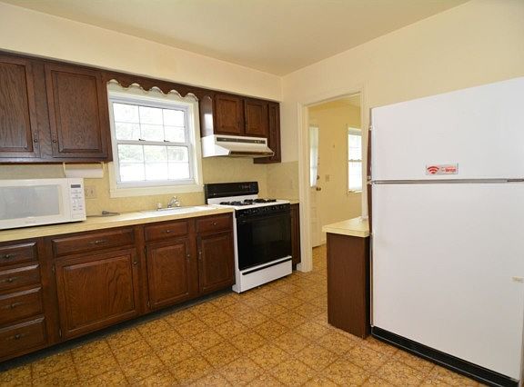 4th image of 2306 E Indiana St