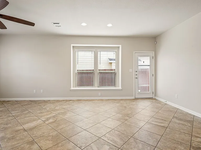 102 Preston Trl — Photo 3