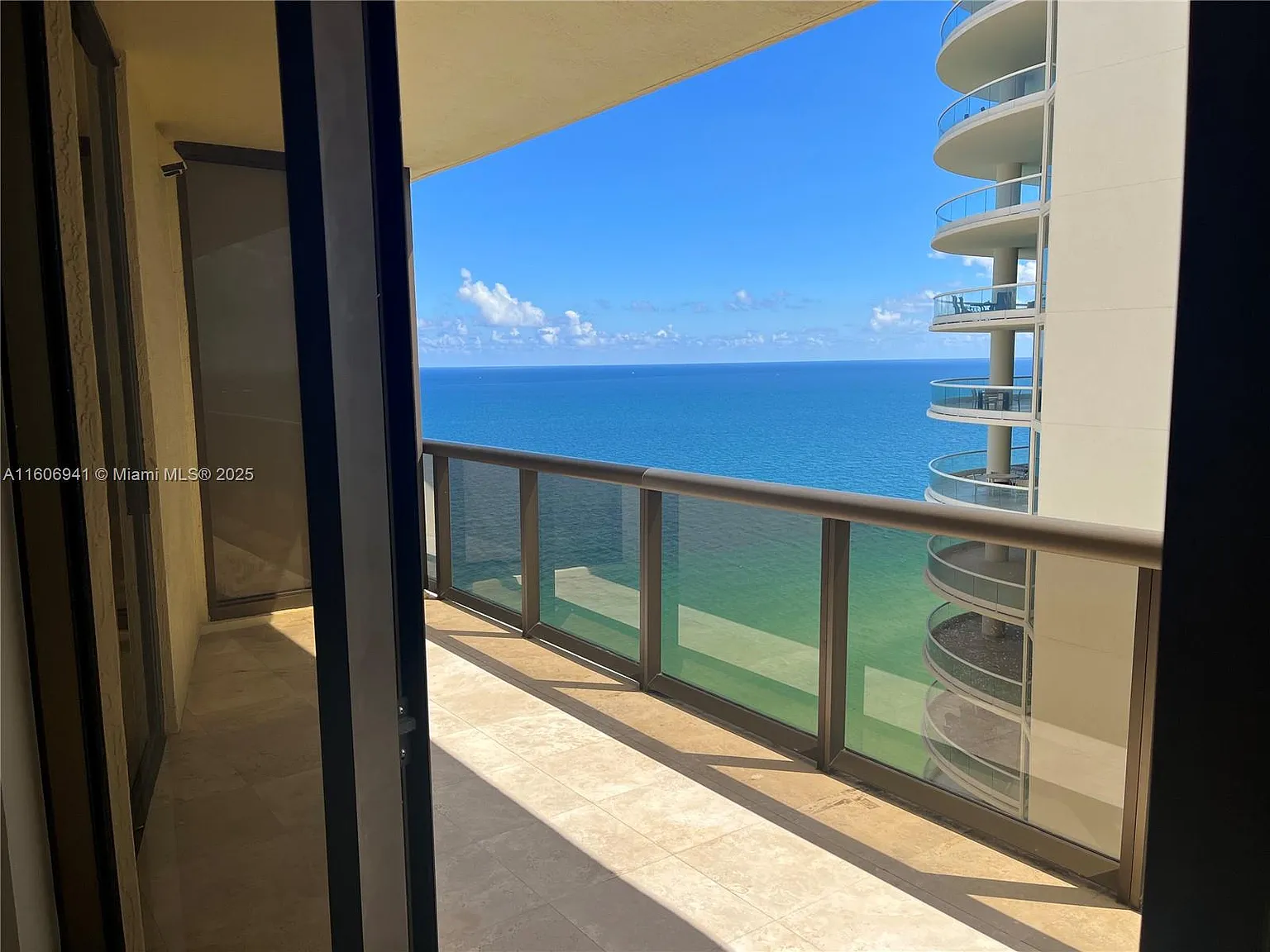 1 bed, 883 sqft, $4,550 — Photo 4