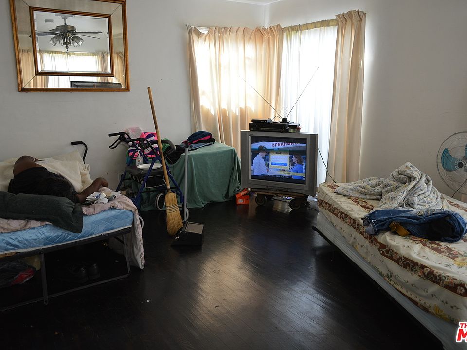 1st image of 703 E 98th St