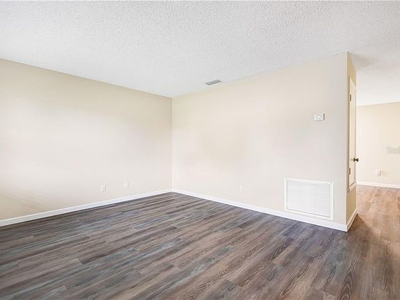 5th image of 214 Sir Lawrence Dr