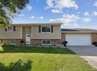 1002 W 17th St, Vinton, IA 52349