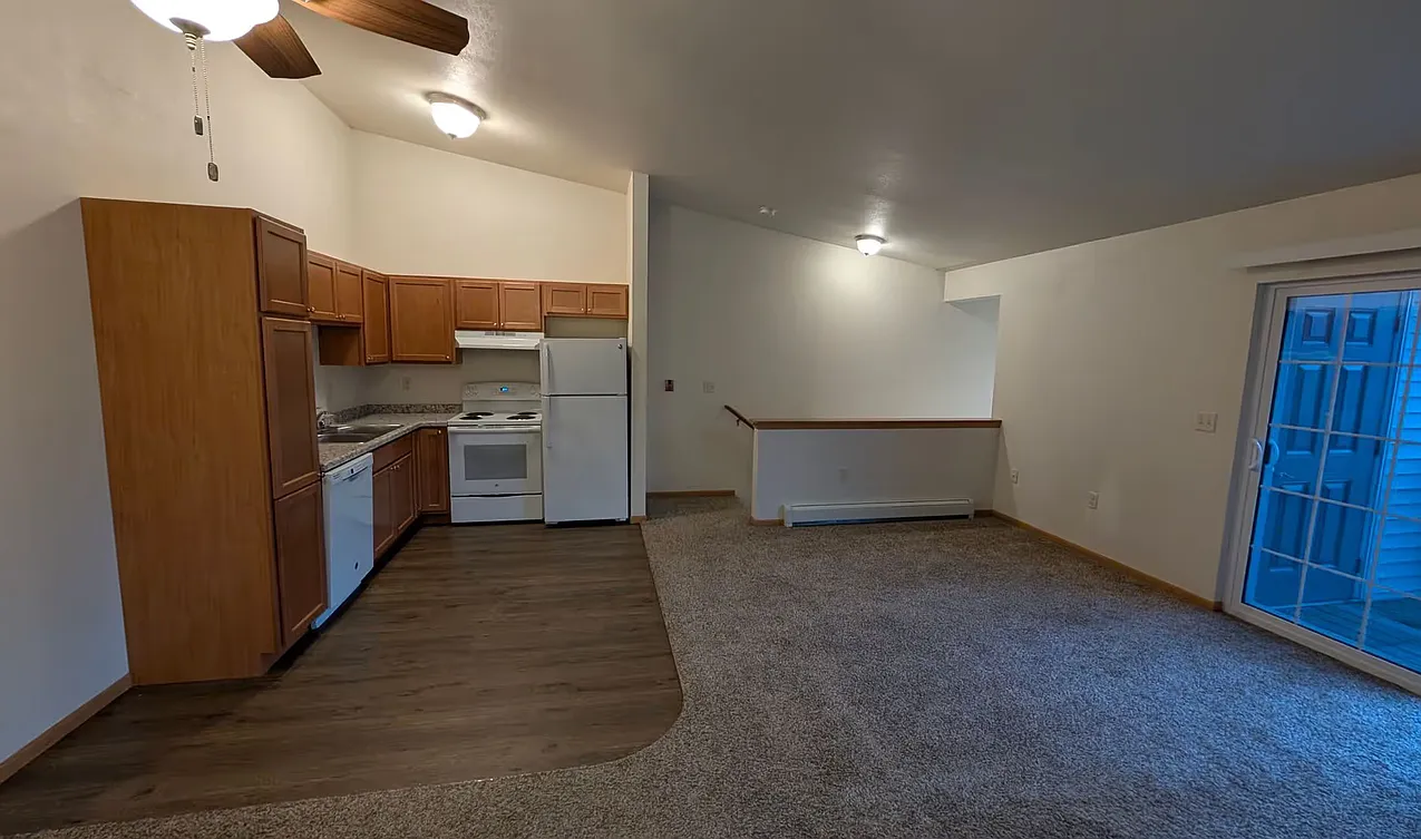 3 bed, 1000 sqft, $1,275 — Photo 2