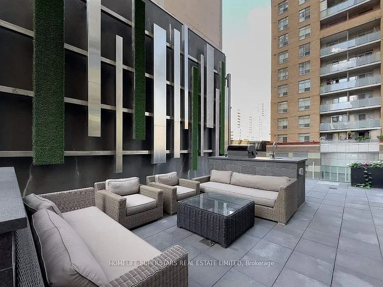 15 Grenville St #602 — Photo 5