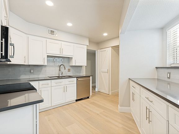 5th image of 676 Harbor Dr