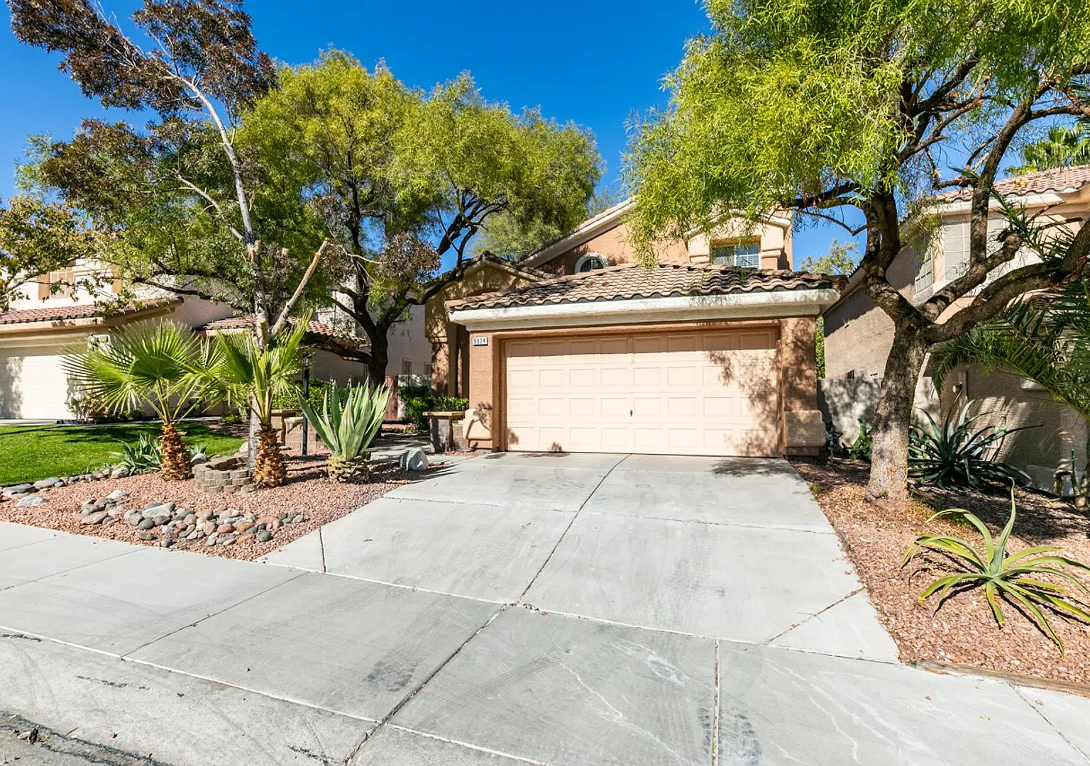 Beautiful 3-Bedroom Home in Peccole Ranch with Upgraded Finishes & Spacious Backyard — Photo 2