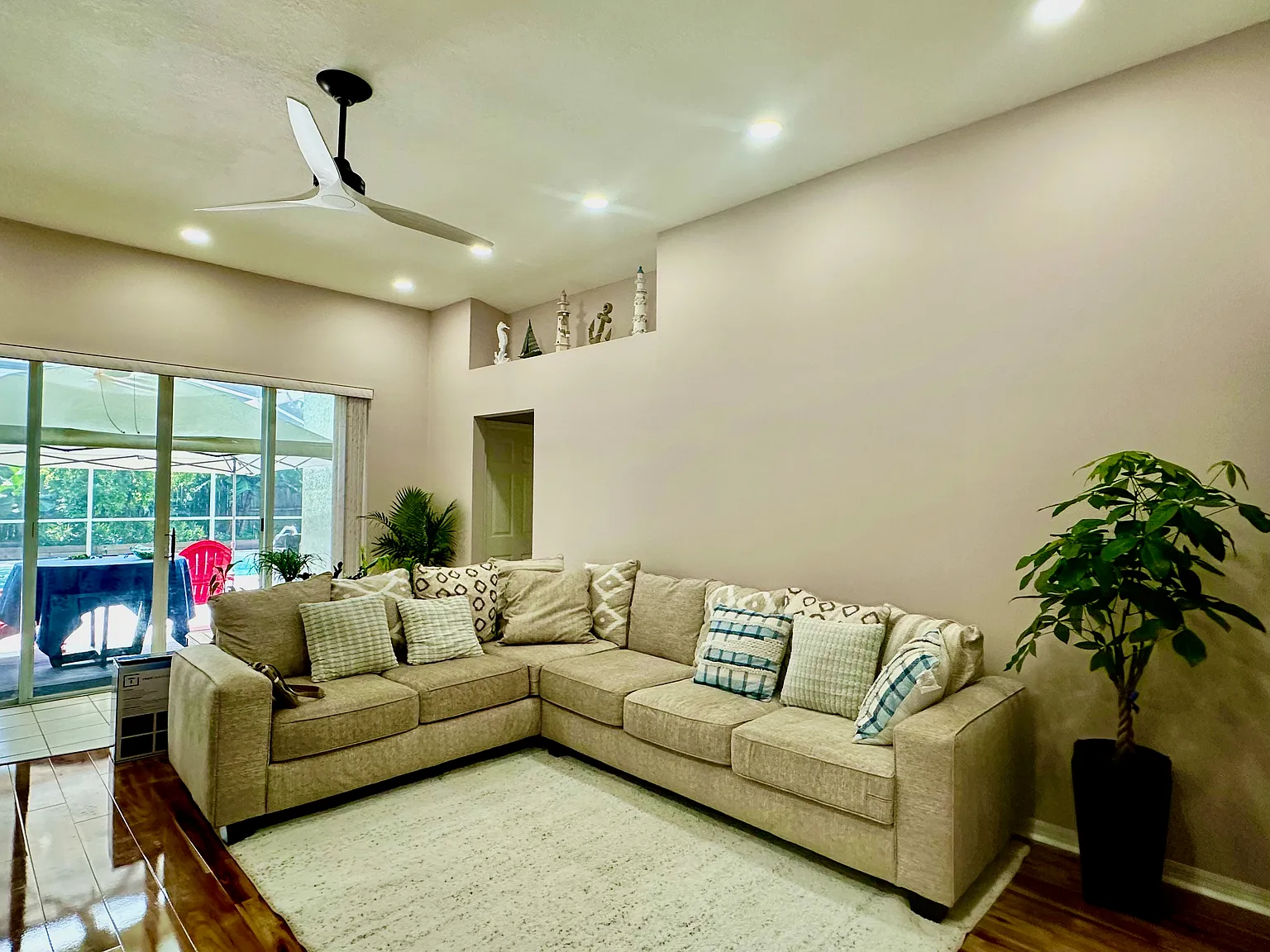 4 bed, 2014 sqft, $3,350 — Photo 2
