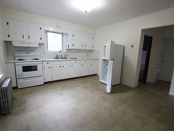 3rd image of 23 Saxon St #23