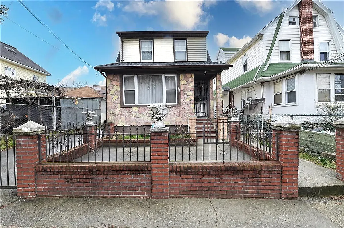 8638 162nd St photo 1