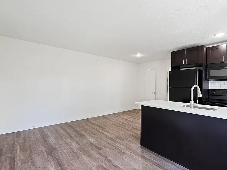 Hillside Apartments — Photo 39