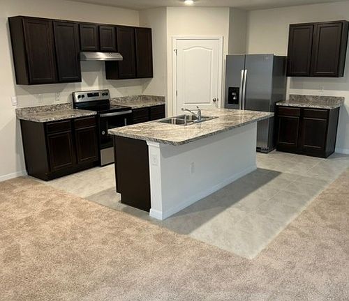 4th image of 711 Squires Grove Dr
