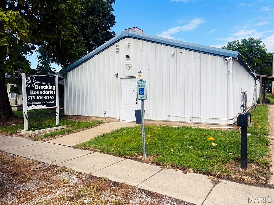 1st image of 810 & 812 W Oak St